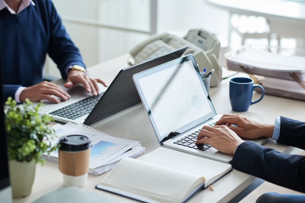 vista-lateral-personas-negocios-recortadas-irreconocibles-que-trabajan-escritorio-comun_1098-20474
